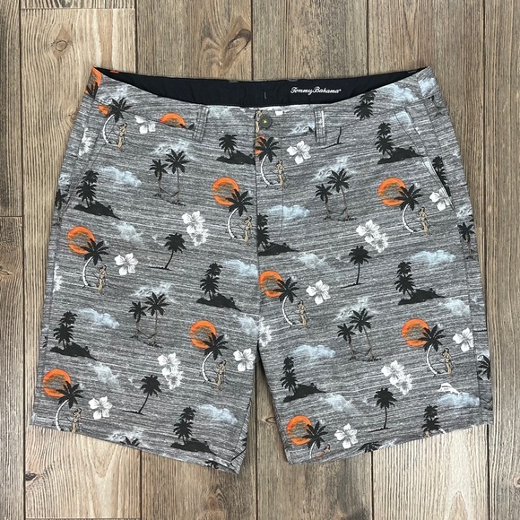Tommy Bahama Hawaiian Board Shorts in Hula Sunset Quick Dry - Picture 2 of 9